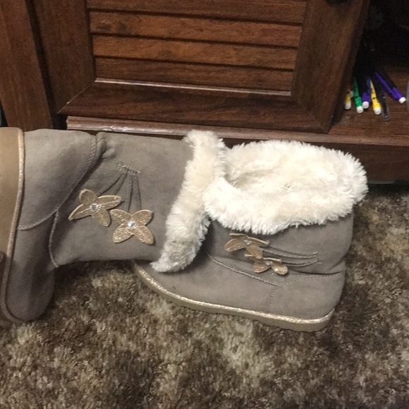 Shoes like new have not worn them much but are used they are like brown and grey - Picture 3 of 5